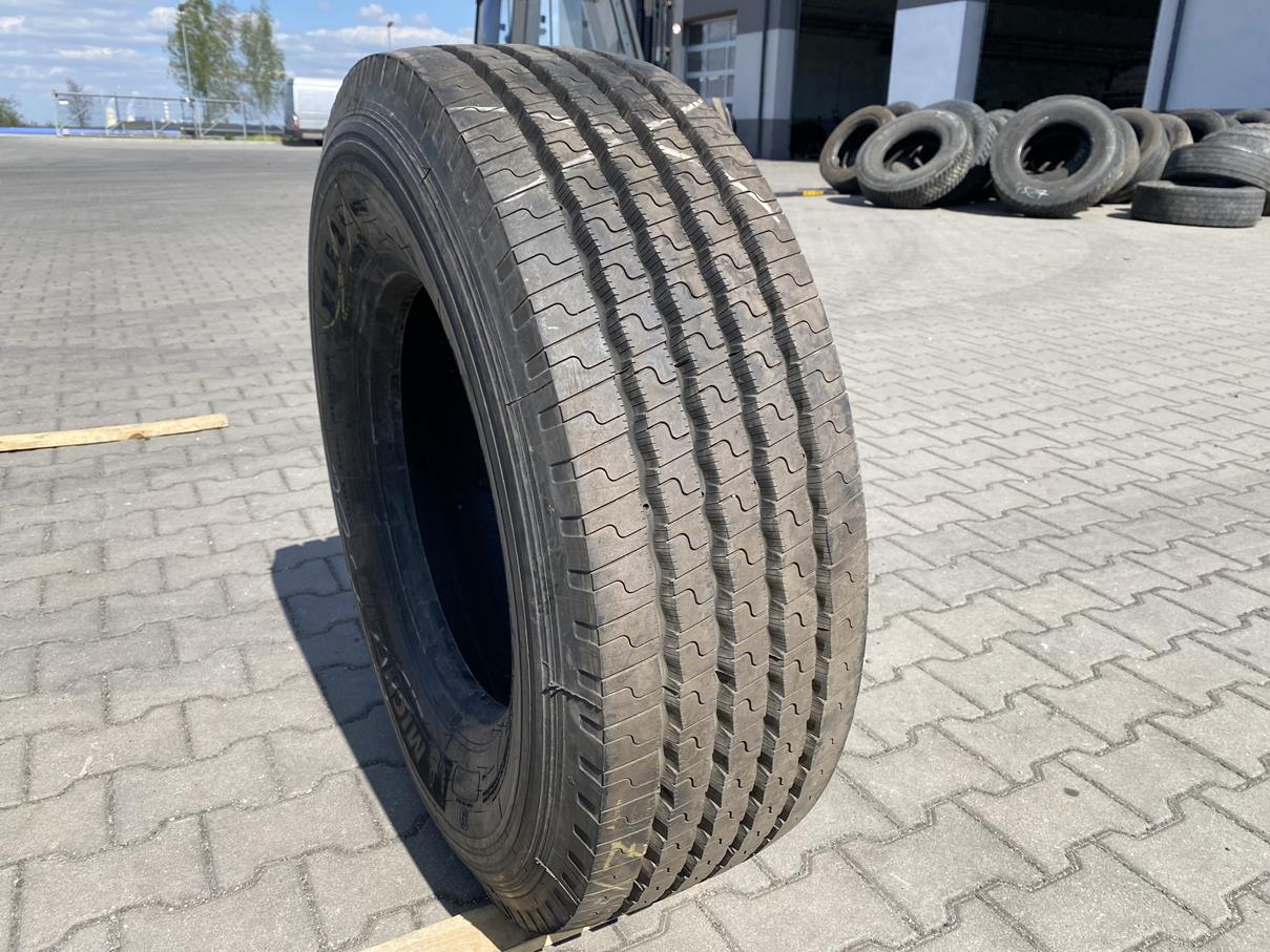 Opona ciężarowa używana prowadząca 305/70R19.5 MICHELIN XZE2+ / 100% Bieżnika Opona ciężarowa używana prowadząca 305/70R19.5 MICHELIN XZE2+ / 100% Bieżnika