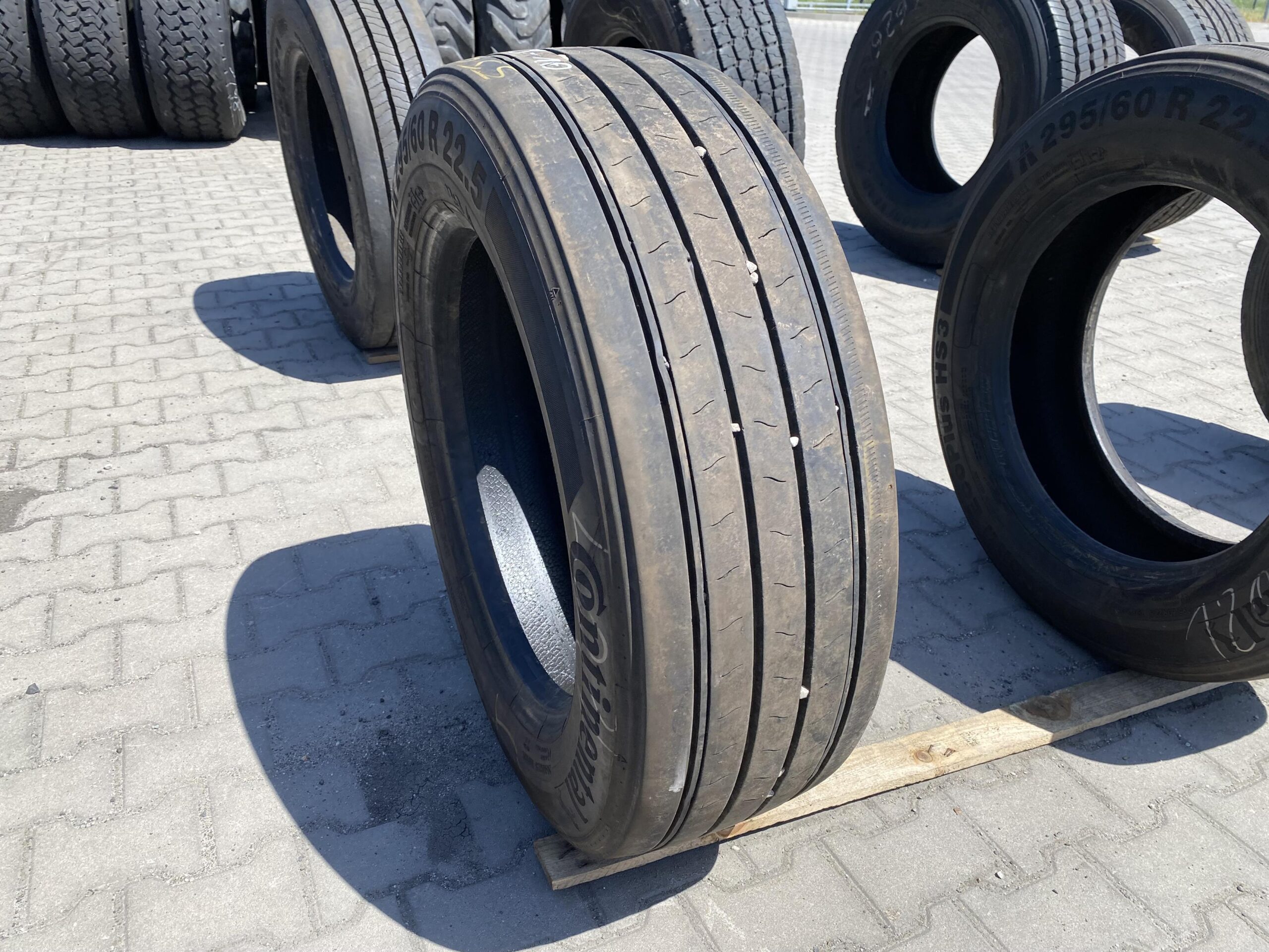 Opona ciężarowa używana prowadząca 295/60R22.5 CONTINENTAL CONTI ECOPLUS HS3 / 9-10mm Opona ciężarowa używana prowadząca 295/60R22.5 CONTINENTAL CONTI ECOPLUS HS3 / 9-10mm