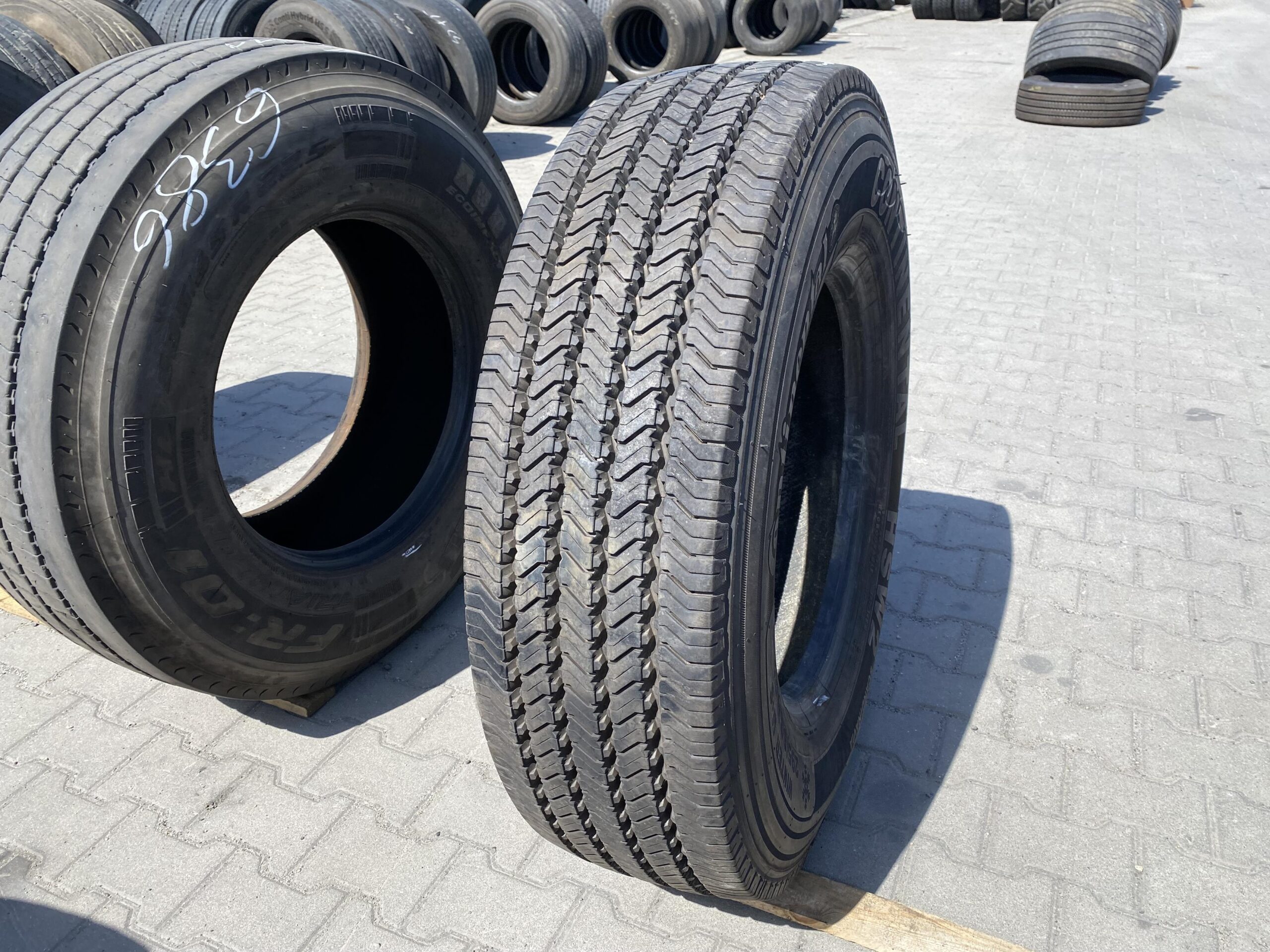Opona ciężarowa używana prowadząca 295/80R22.5 CONTINENTAL HSW2 SCANDINAVIA / 16mm Opona ciężarowa używana prowadząca 295/80R22.5 CONTINENTAL HSW2 SCANDINAVIA / 16mm