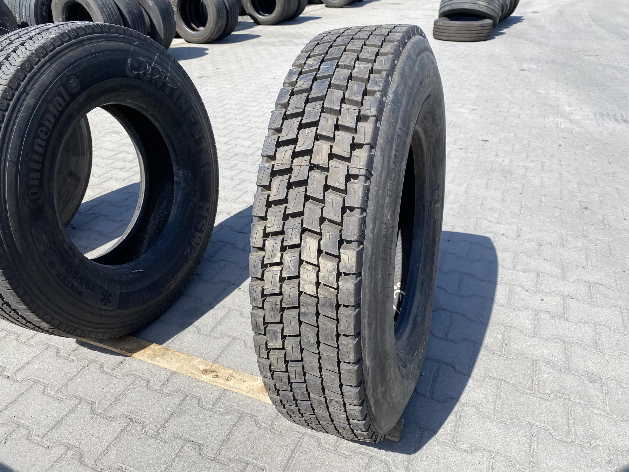 Opona ciężarowa używana napędowa 295/80R22.5 BIEŻNIKOWANA TYP MICHELIN XDE2 / 100% Bieżnika Opona ciężarowa używana napędowa 295/80R22.5 BIEŻNIKOWANA TYP MICHELIN XDE2 / 100% Bieżnika