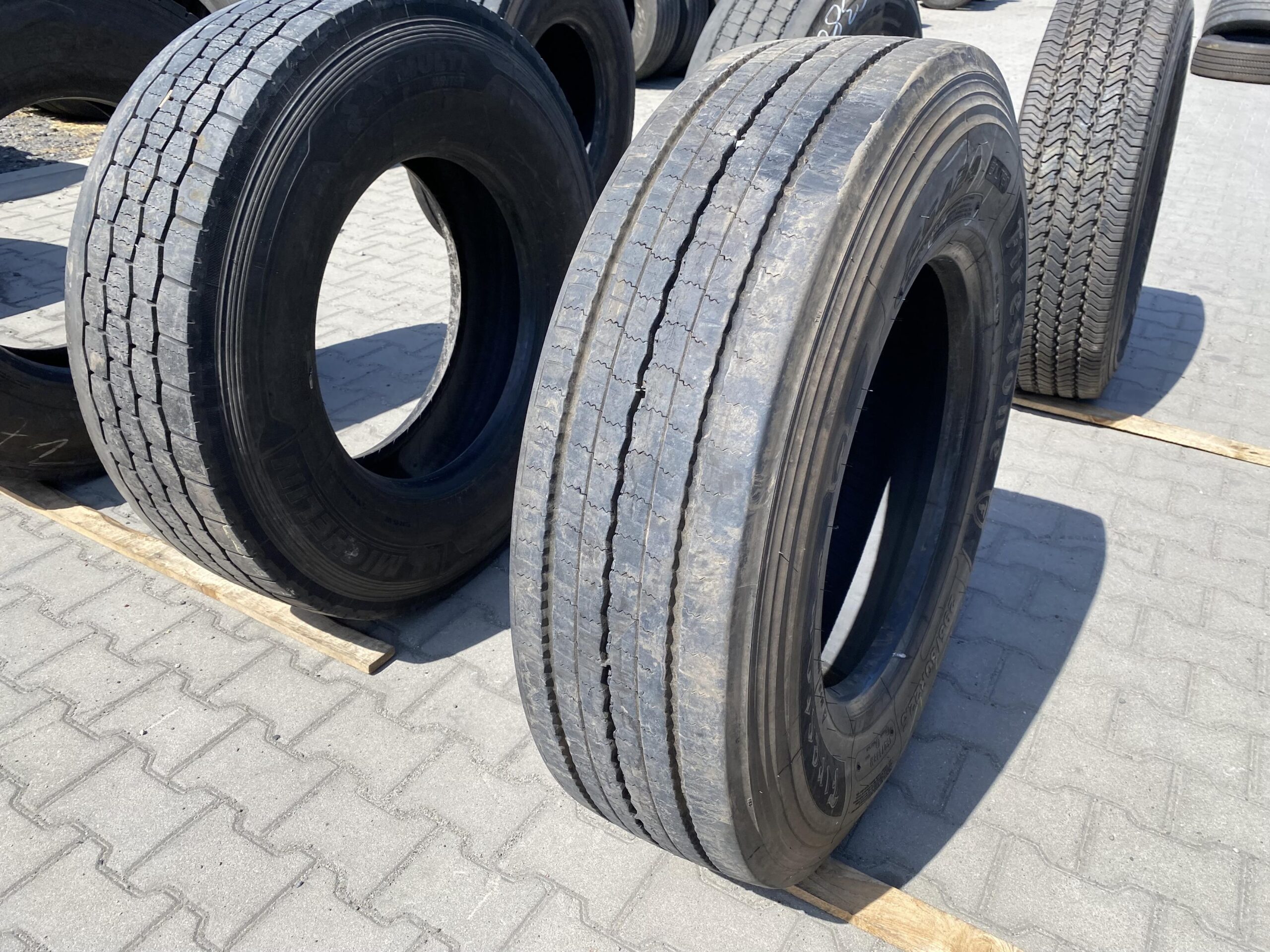 Opona ciężarowa używana prowadząca 295/80R22.5 FIRESTONE FS424 ENLITEN / 11-12mm Opona ciężarowa używana prowadząca 295/80R22.5 FIRESTONE FS424 ENLITEN / 11-12mm