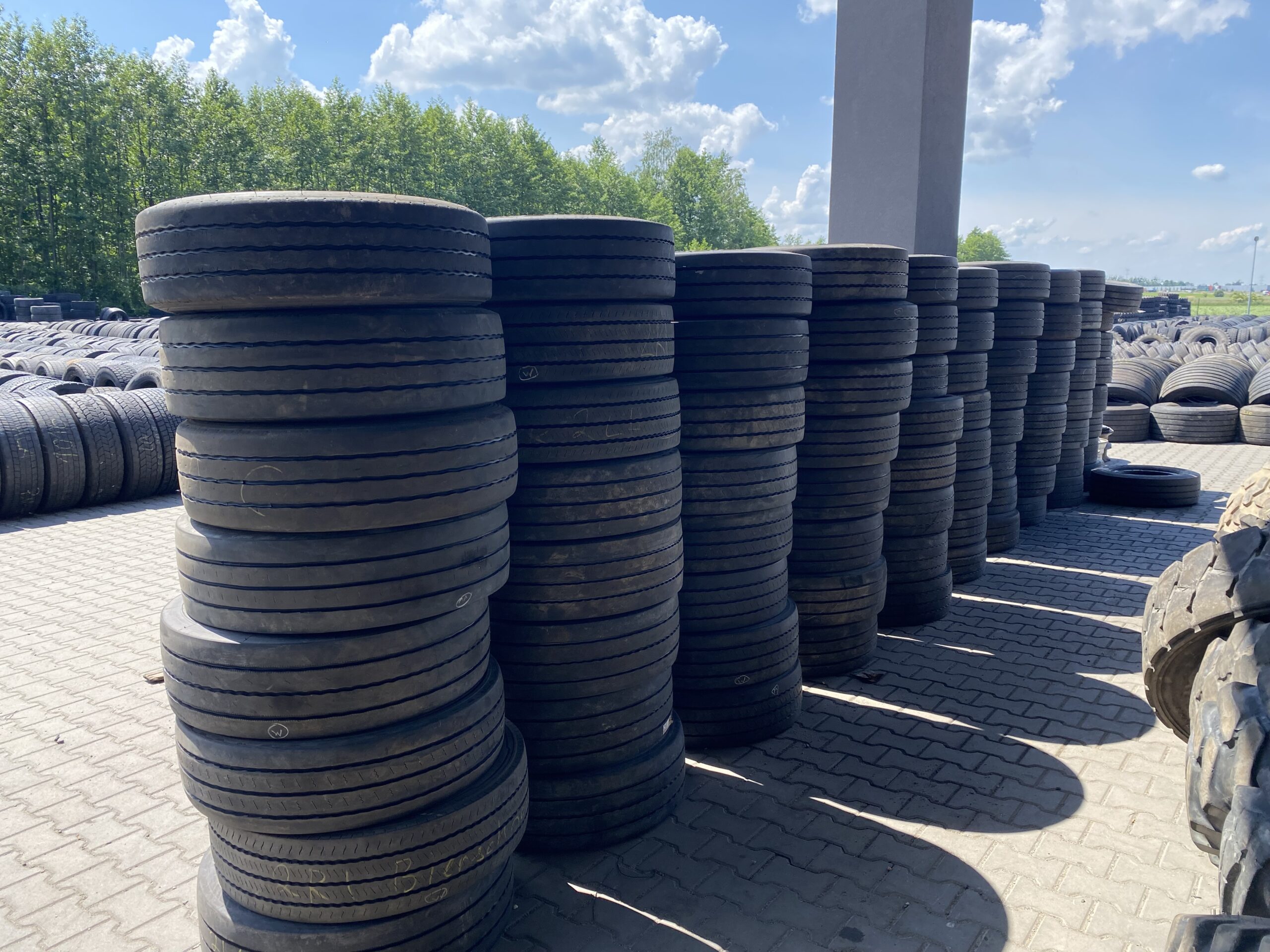 Opony ciężarowe używane 235/75R17.5 OPONY POGŁĘBIANE RÓŻNE M-KI DUŻA ILOŚĆ NACZEPA Opony ciężarowe używane 235/75R17.5 OPONY POGŁĘBIANE RÓŻNE M-KI DUŻA ILOŚĆ NACZEPA