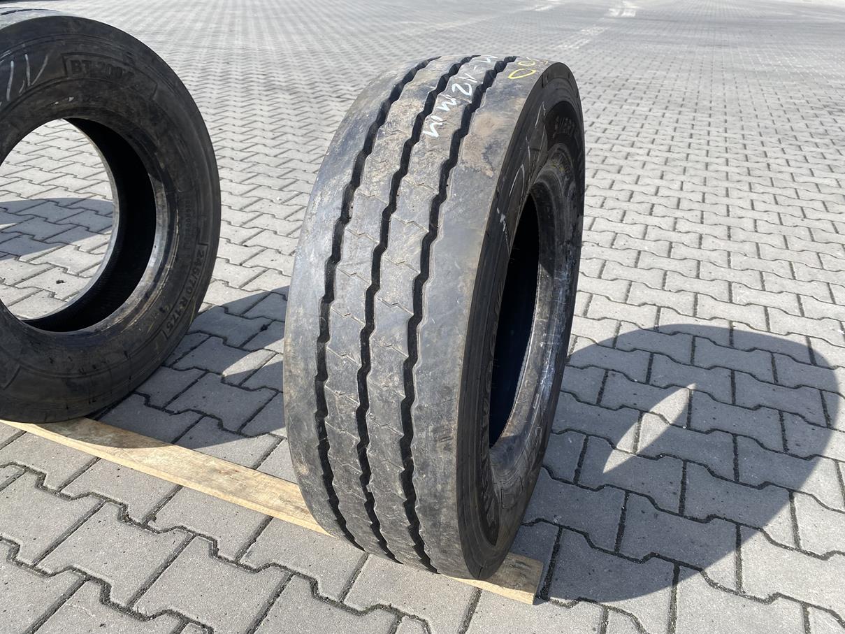 IMG_8348 Opona ciężarowa używana naczepowa 235/75R17.5 HANKOOK SMART FLEX TH31 / 11-12mm - obrazek 1