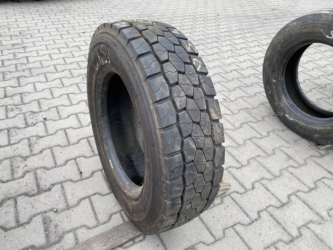 IMG_4051 Opona ciężarowa używana napędowa 215/75R17.5 BRIDGESTONE R-DRIVE 002 / 12-13mm - obrazek 1