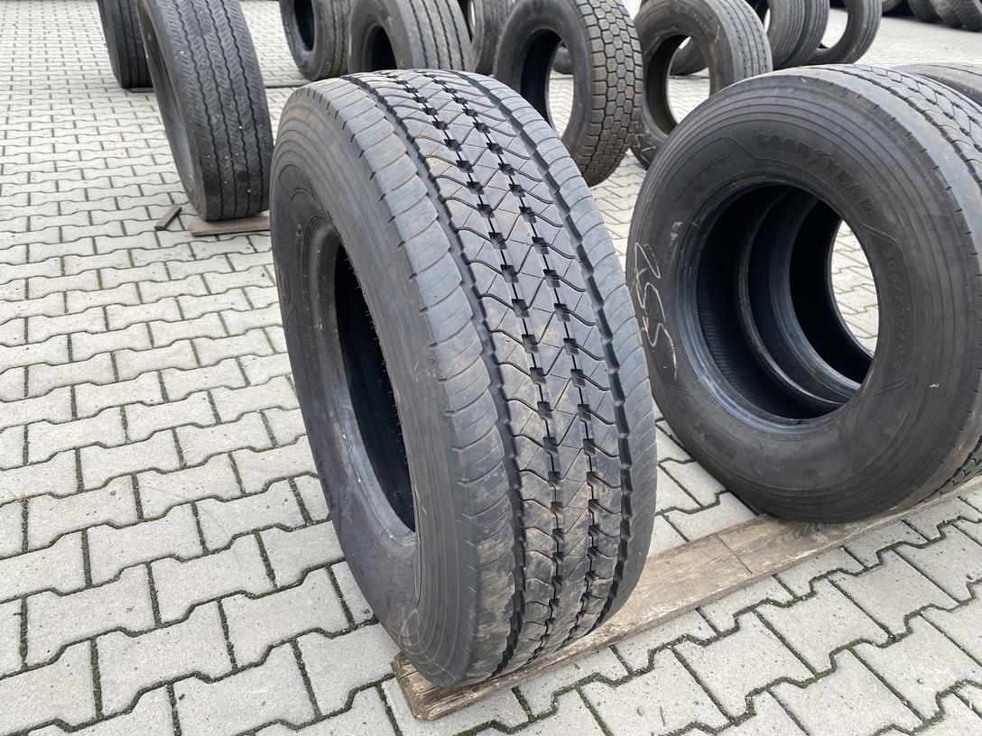 IMG_4370 Opona używana ciężarowa prowadząca 305/70R19.5 GOODYEAR KMAX S / 10mm - obrazek 1